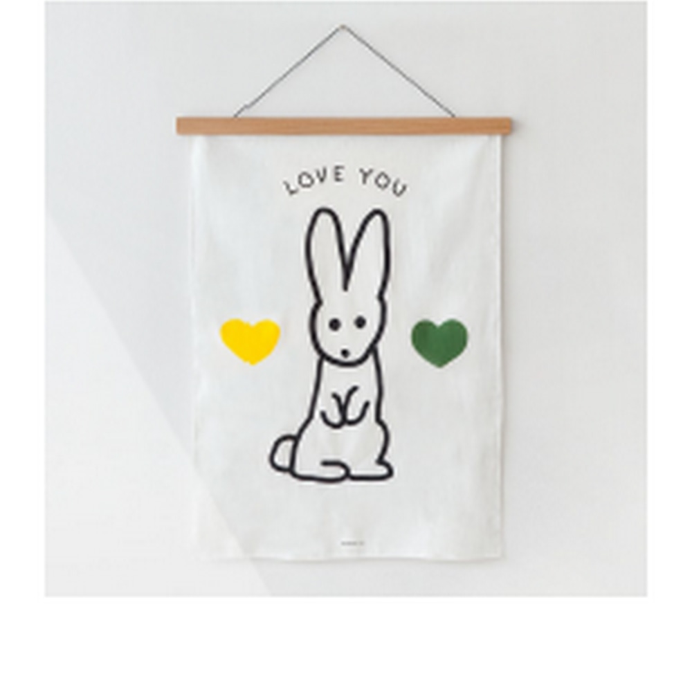 Fabric Stoff Poster Bunny Line Drawing aus Baumwoll-Leinen Mischgewebe mit heller Holzleiste an weisser Wand.